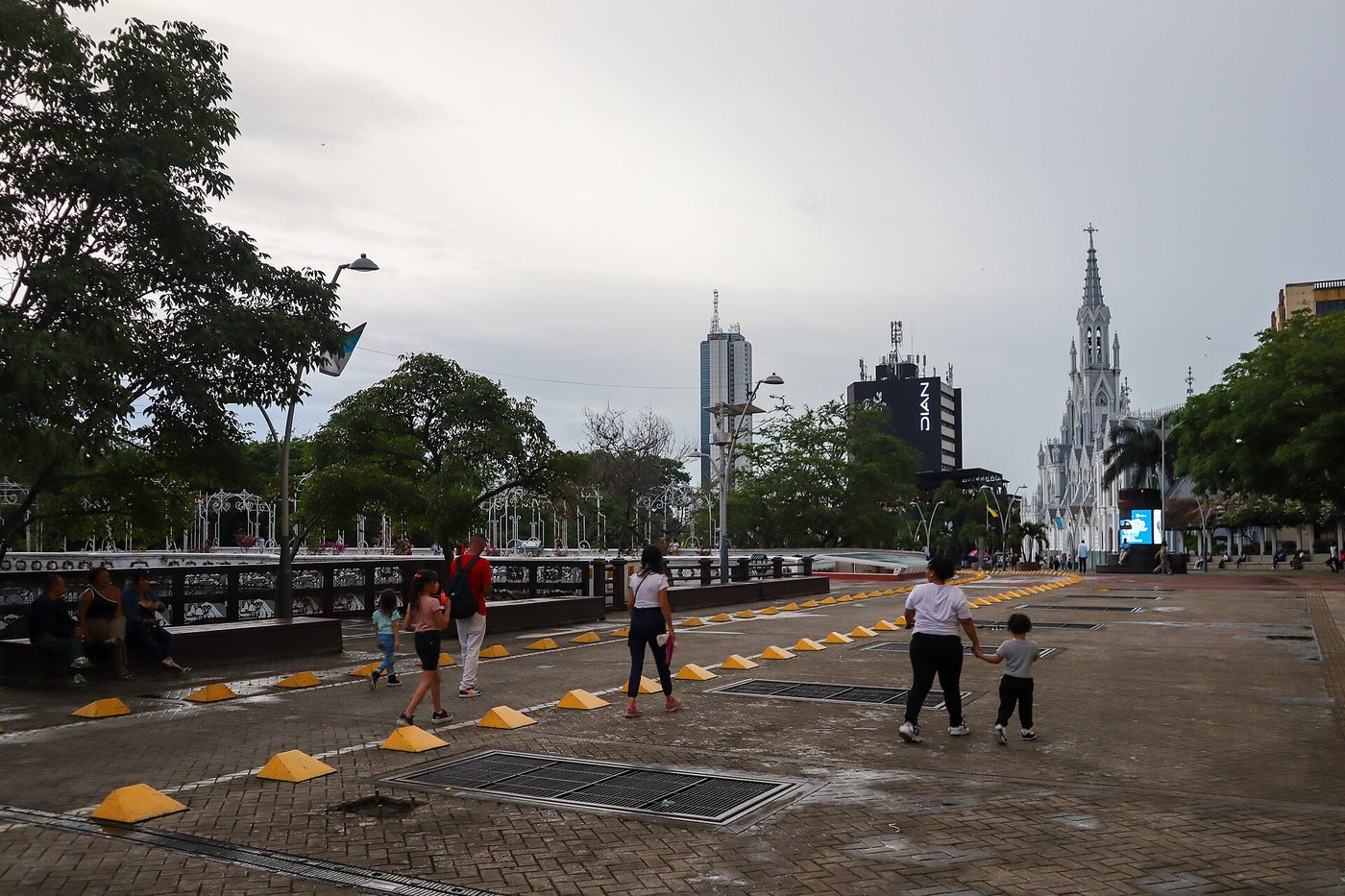 El centro de Cali con la iglesia La Ermita