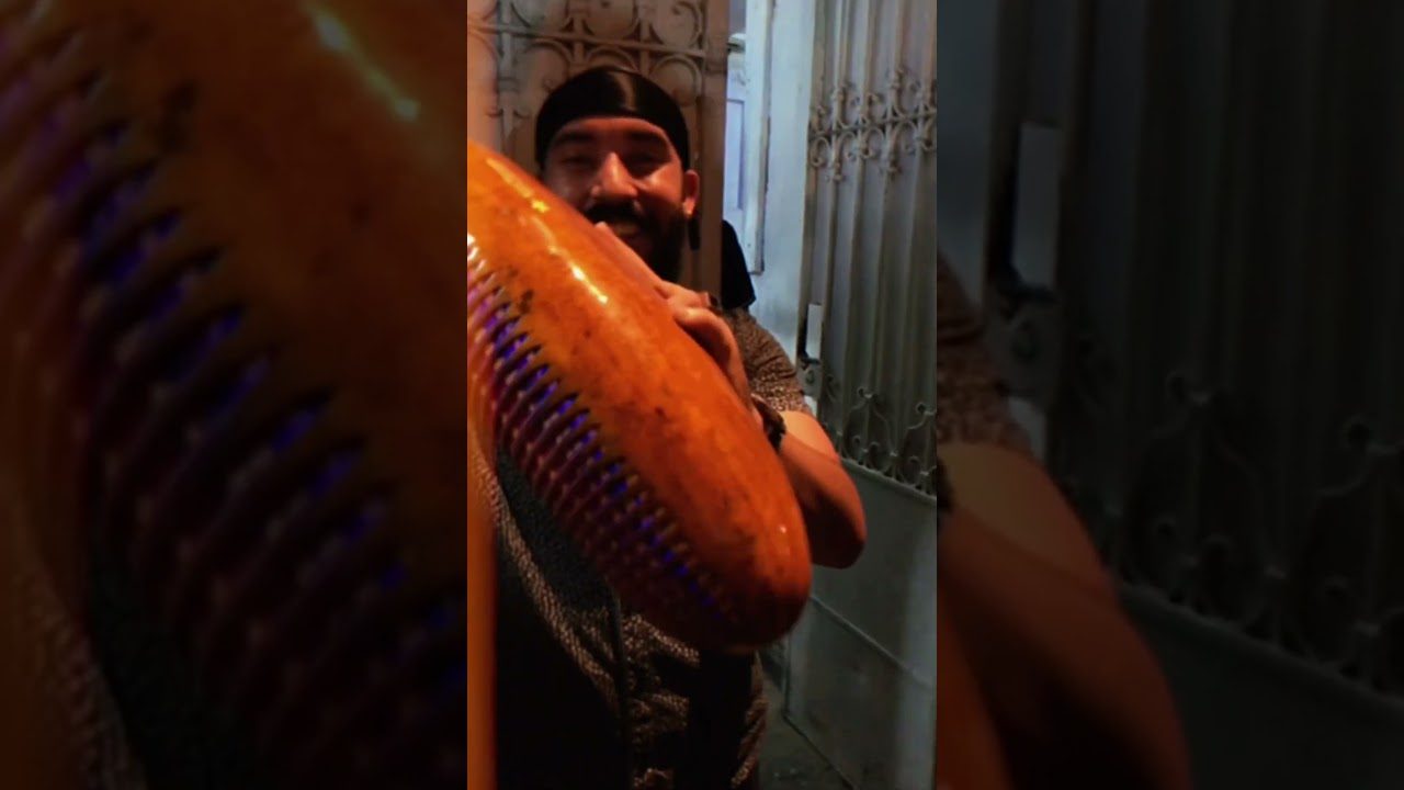 Músico tocando güiro
