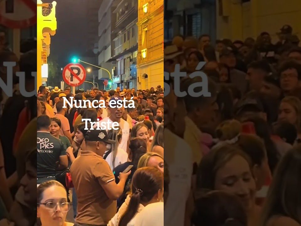 La calle llena de gente un viernes en la noche