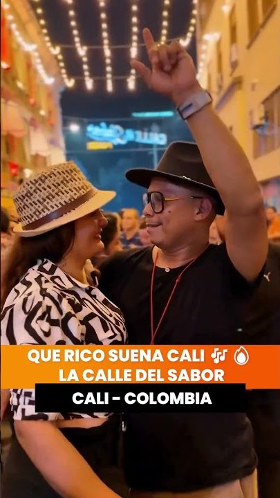 Personas con sombrero bailando