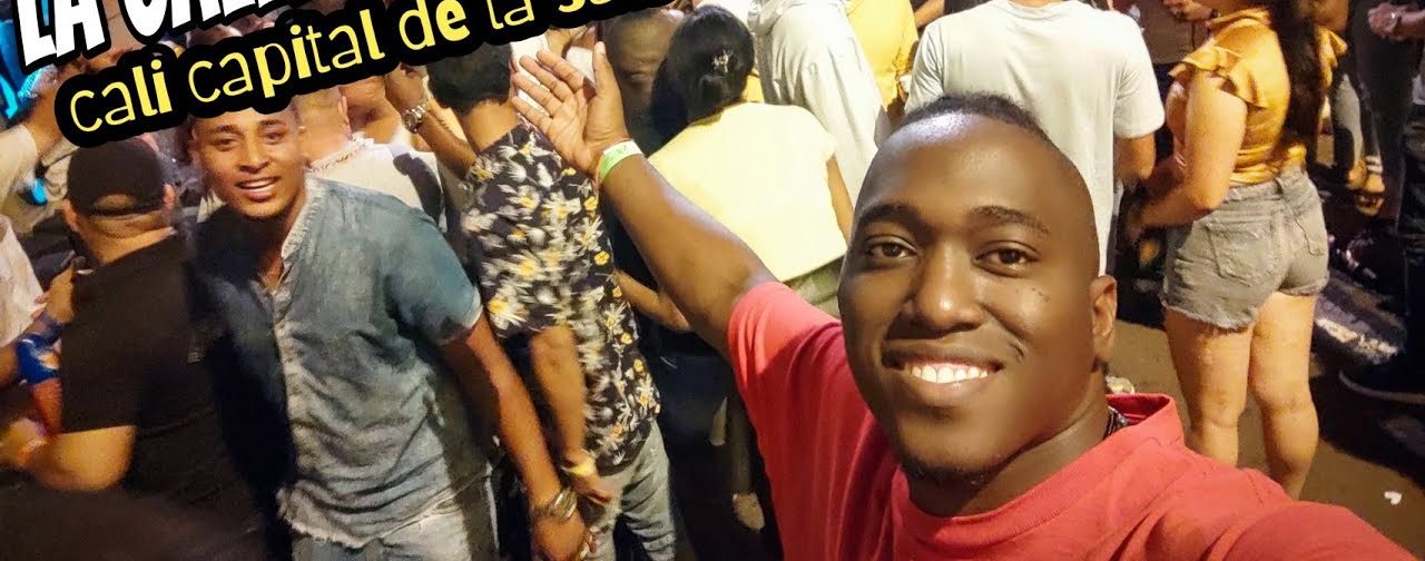 Gente sonriendo en la calle